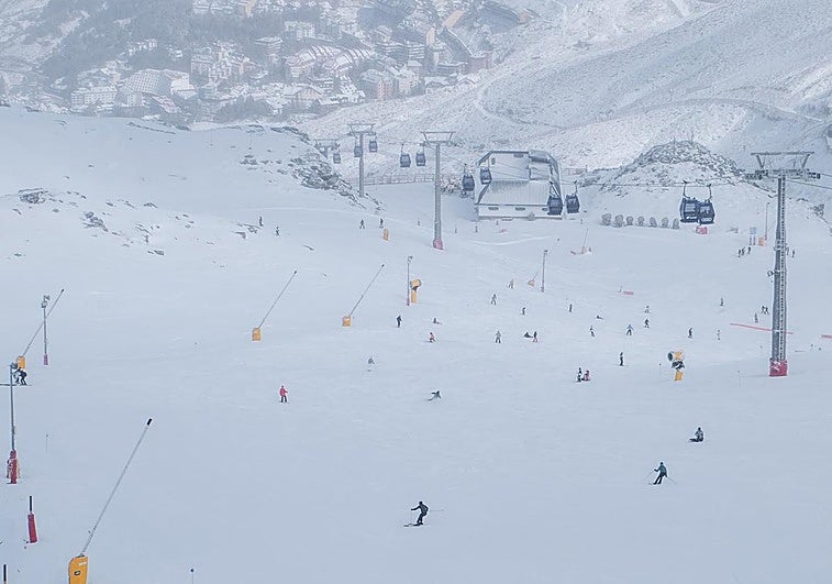 Aspecto de Sierra Nevada este lunes tras las grandes nevadas.