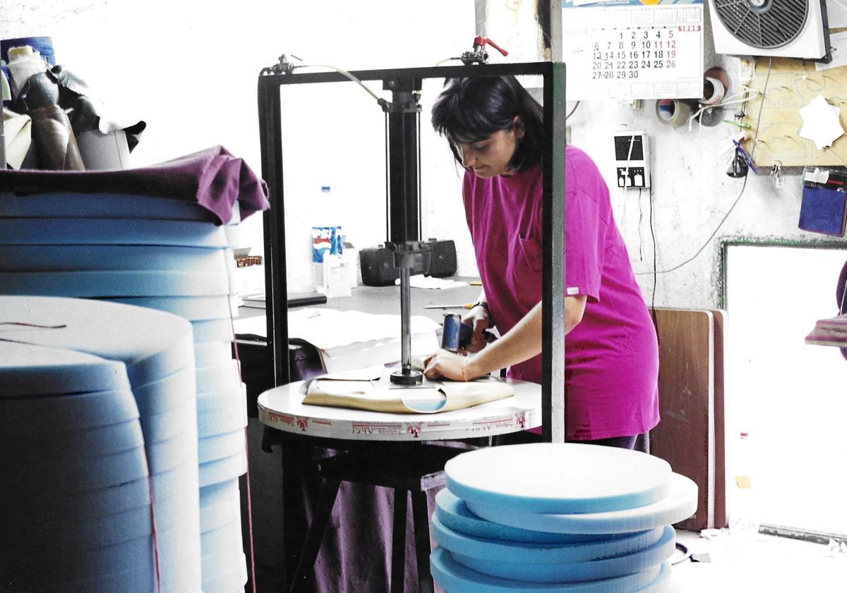 Imagen principal - Los inicios. Inmaculada Almazán en una imagen de hace tres décadas (en el centro) y abajo y arriba empleados en los inicios de la empresa. 