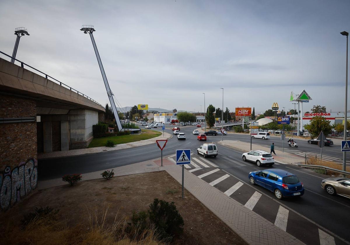 Semáforos inteligentes para arreglar el tráfico en una de las rotondas más conflictivas de Granada