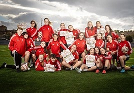 Las jugadoras del Granada B femenino, con las portadas de IDEAL del primer equipo tras la primera 'semi' de la Copa de la Reina.