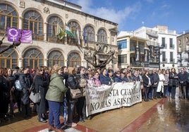 Concentración en Martos por el presunto asesinato machista de un vecina.