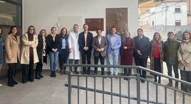 Inauguración de la placa, con Paco Reyes, Elena González y Ángel Padilla