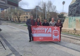 Víctor Torres, Mercedes Gámez, Paco Reyes, Javier Padorno e Isabel Uceda, junto a las vías en la Plaza de las Batallas.