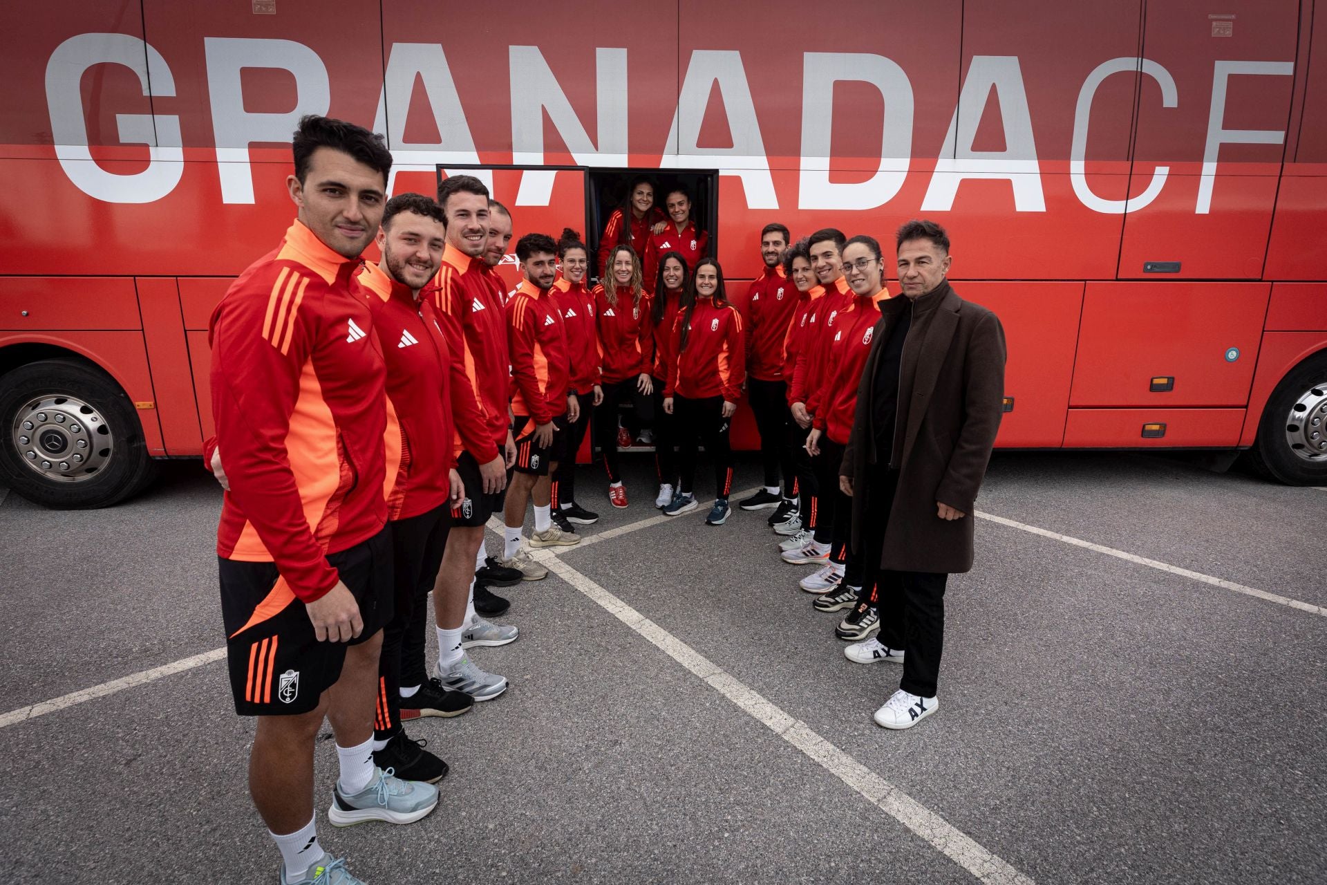 La expedición del Granada, con las capitanas, el cuerpo técnico y el director deportivo Roberto Valverde, antes de partir hacia Madrid.