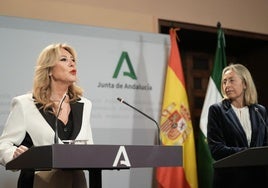 Carolina España, con la consejera de Salud, Rocío Hernández.