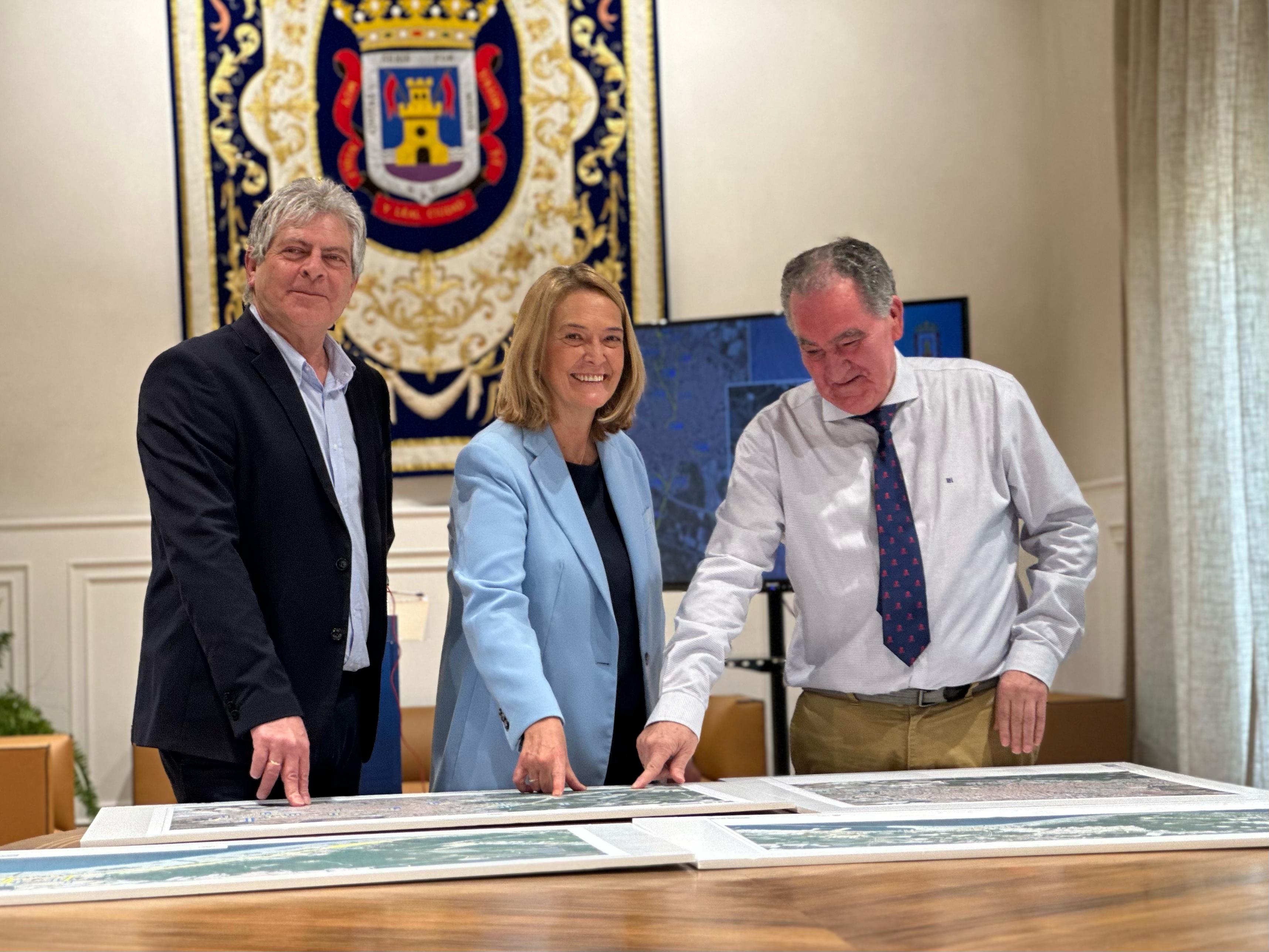 Firma del acuerdo en el Ayuntamiento de Granada.