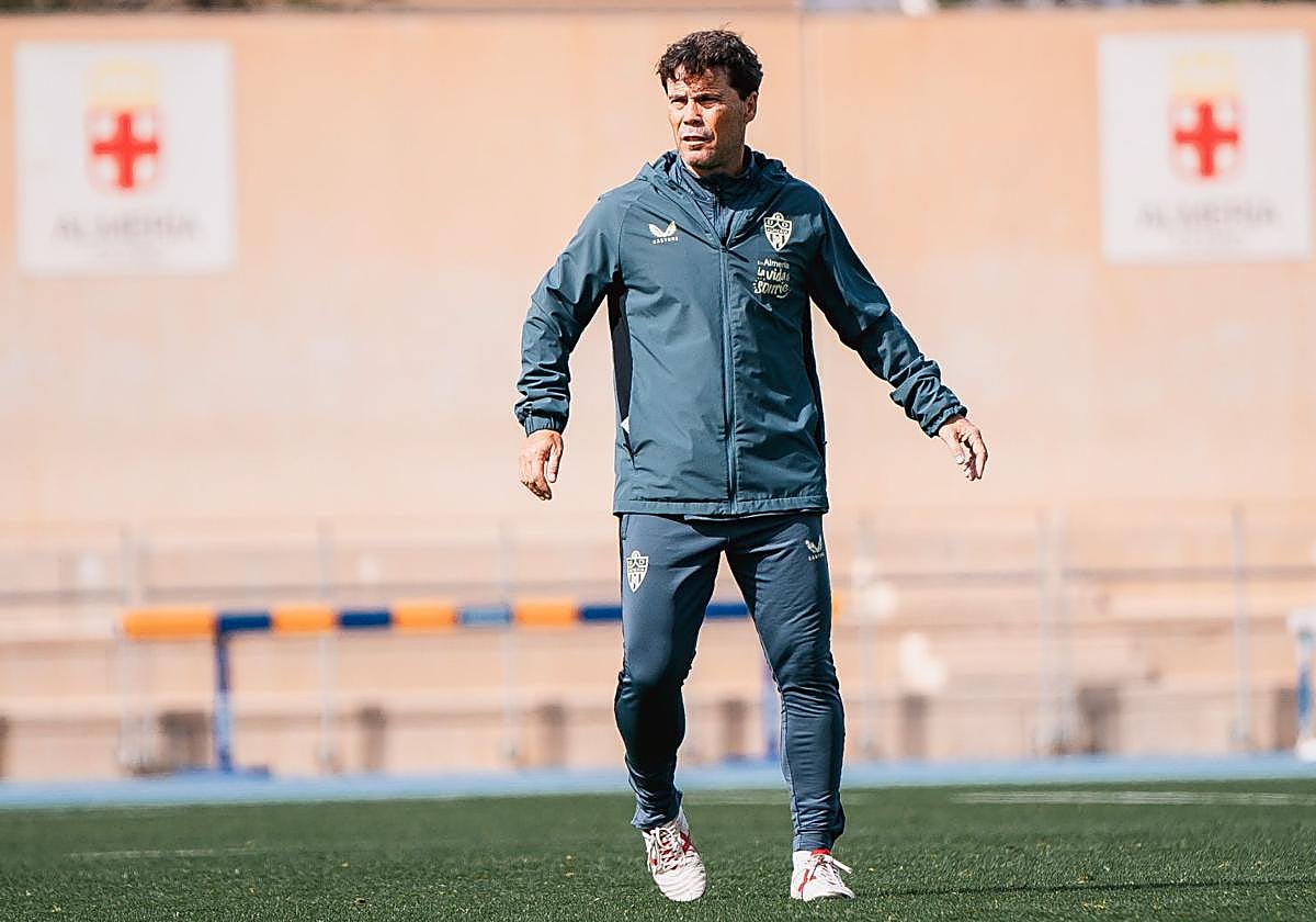 Rubi dando indicaciones durante un entrenamiento.