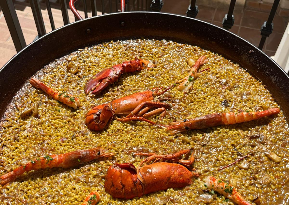 Imagen secundaria 1 - Las paellas valencianas gigantes a domicilio que arrasan en Granada: «El socarrat es innegociable»