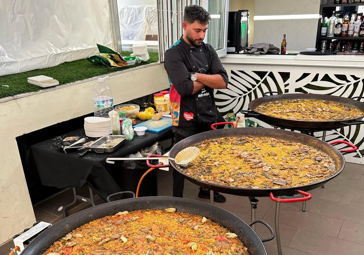Imagen principal - Las paellas valencianas gigantes a domicilio que arrasan en Granada: «El socarrat es innegociable»