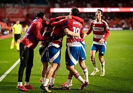 Los futbolistas del Granada celebran uno de sus goles al Racing de Ferrol.