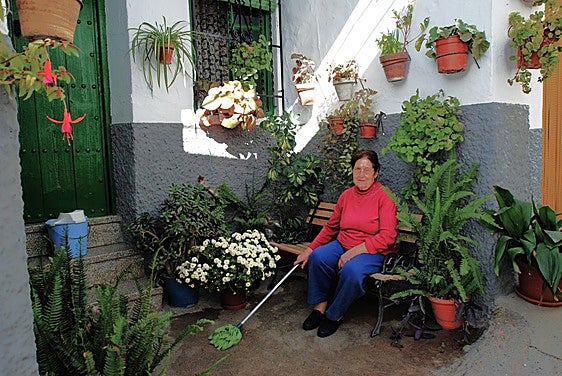 Brígida en la puerta de su casa de Notáez rodeada de macetas, una de sus grandes pasiones.