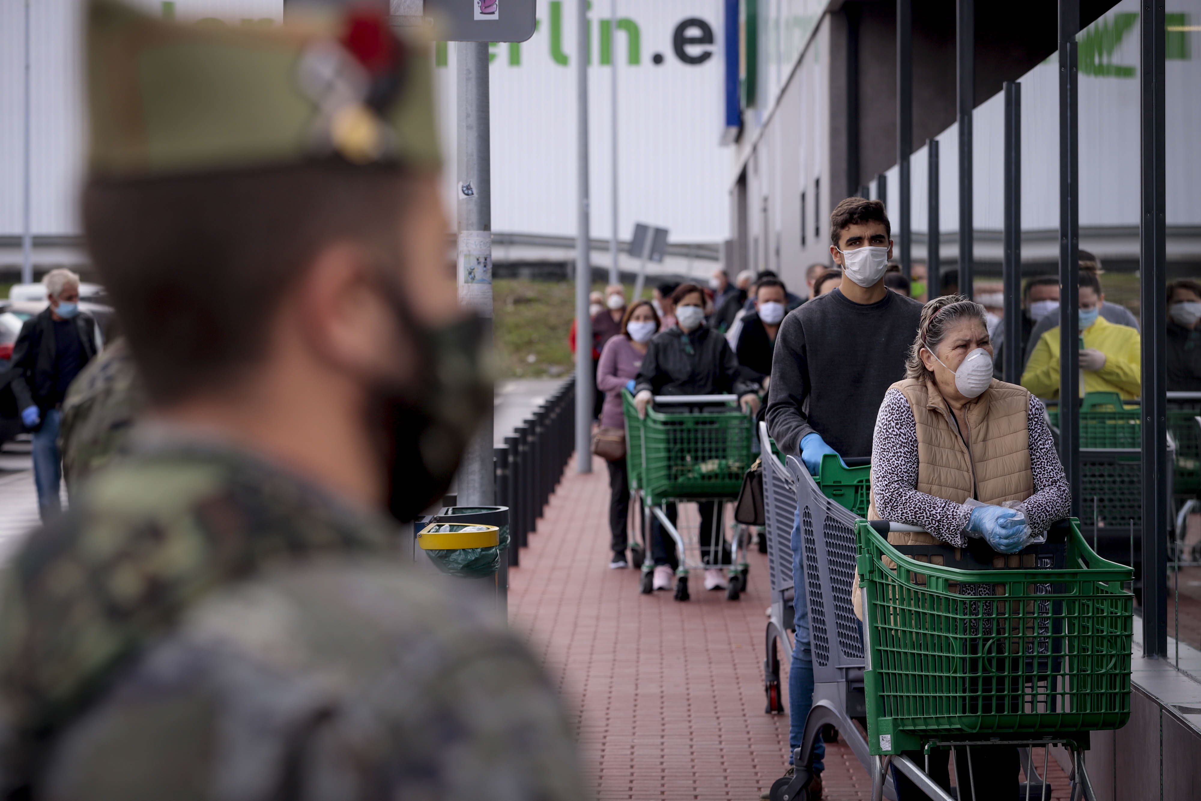 Colas a las puertas de un supermercado de Motril para entrar a hacer la compra..