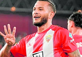 Solo Panichelli y el 'fantasma' de Uzuni siguen la estela goleadora de Luis Javier