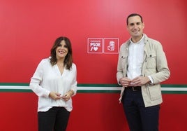 Ángeles Férriz y Juan Latorre posan en la sala de prensa de la sede del PSOE provincial.