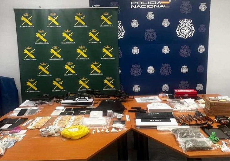 Material incautado por los agentes.