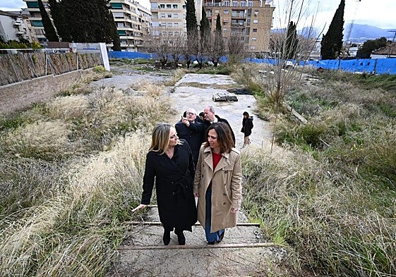 La consejera de Fomento, Rocío Díaz, y la alcaldesa de Granada, Marifrán Carazo, han visitado la parcela.