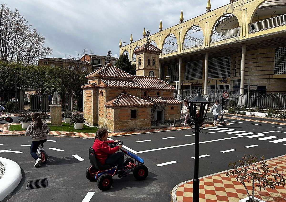 Imagen secundaria 1 - Algunos de los edificios que conforman 'Albolut'.