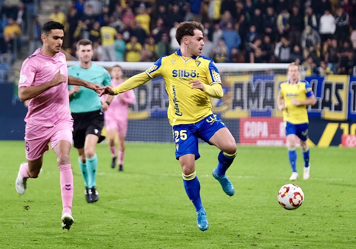 Óscar Melendo da un taconazo durante el partido de Copa del Rey contra el Eldense en el Nuevo Mirandilla.