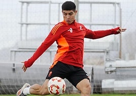 Agustín Juárez golpea un balón.