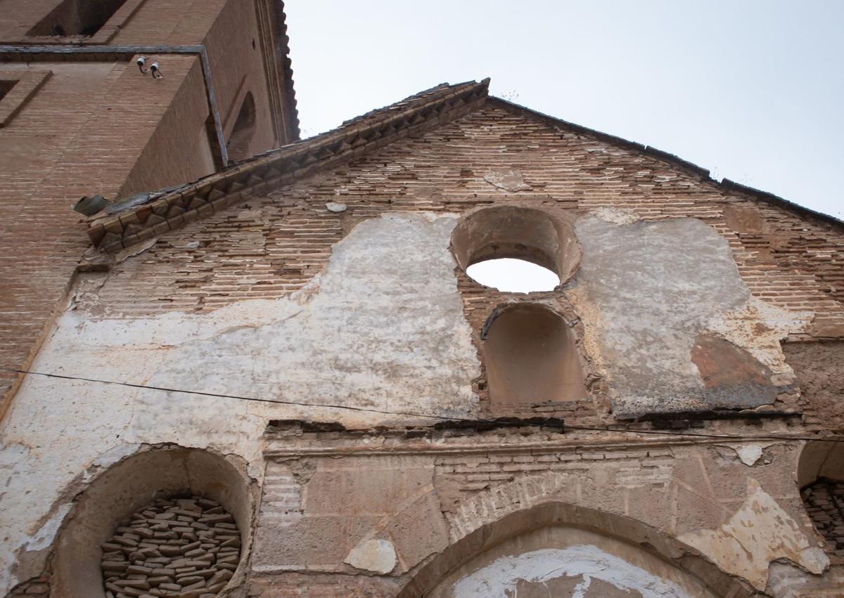 Imagen secundaria 1 - Exterior de la iglesia de San Luis donde se observa el estado ruinoso. 