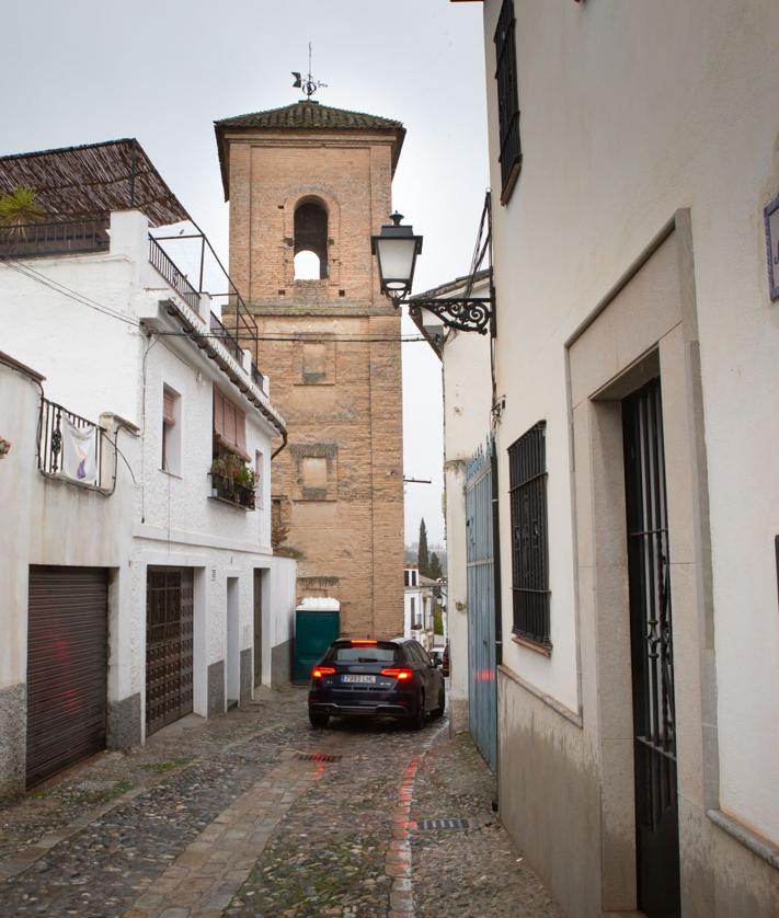 Imagen secundaria 2 - Exterior de la iglesia de San Luis donde se observa el estado ruinoso. 