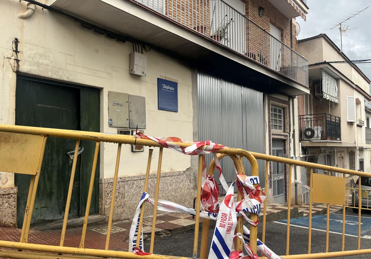 El edificio de Pinos Puente afectado sigue desalojado diez días después.
