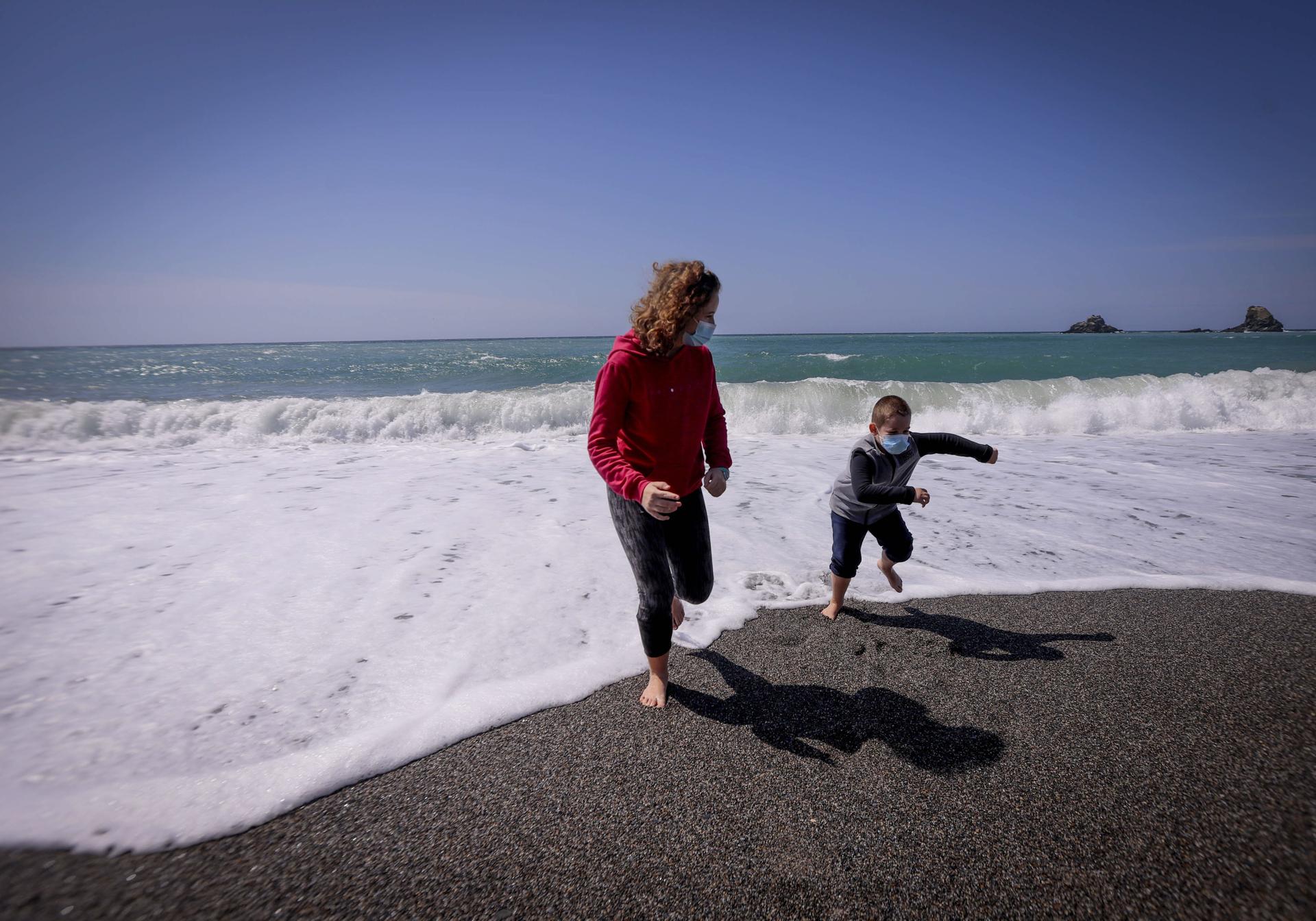 Una madre y su hijo disfrutar del mar y la playa el primer día con permiso para salir tras el confinamiento.