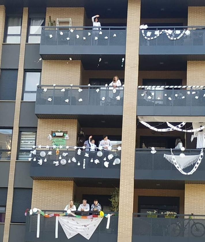 Imagen secundaria 2 - Una de las fiestas organizadas en la urbanización, en 2020. 