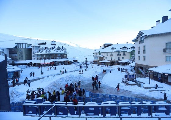 Vista de la Plaza de Andalucía, cubierta de nieve, y con los carriles abiertos a golpe de excavadora.