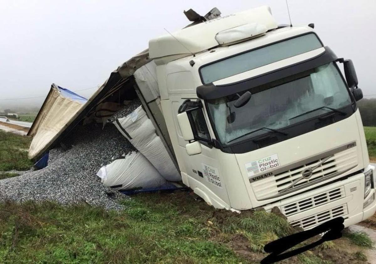 El conductor de un tráiler queda atrapado tras sufrir un accidente en Ventas de Zafarraya