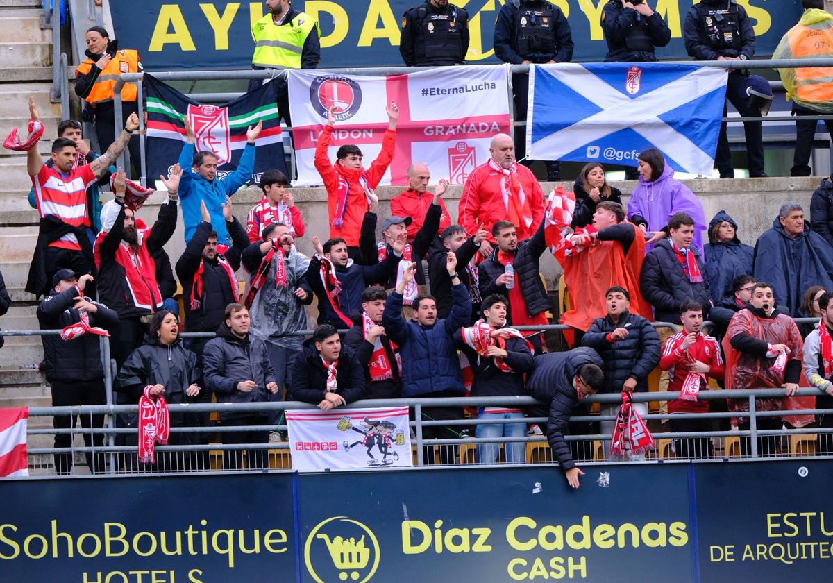 Otro derbi con derrota y pasado por agua para una afición cada vez más harta