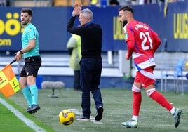 Fran Escribá aplaude a sus futbolistas en Cádiz.