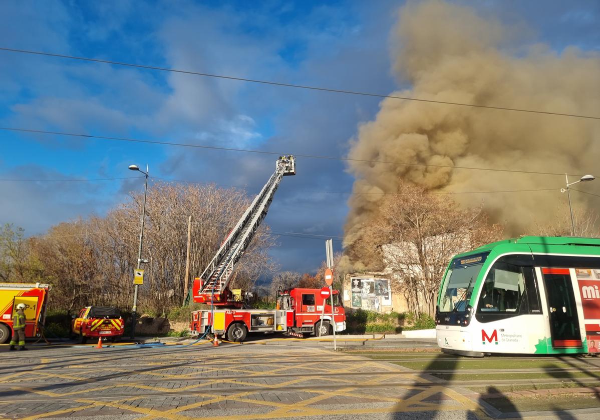 Un incendio junto al cementerio de Maracena obliga a actuar a los bomberos
