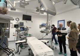Visita de Jesús Estrella y la delegada de Salud y Consumo, Elena González, a un paritorio.