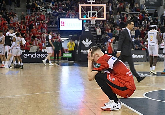 Elias Valtonen, apesadumbrado tras perder ante el Lleida. Pablo Pin, en segundo plano.