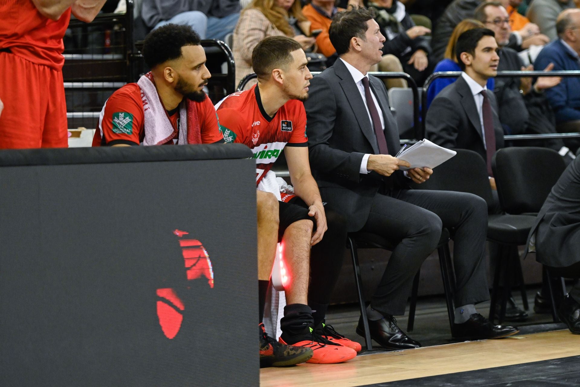 Scott Bamforth aplica calor a su gemelo lesionado.