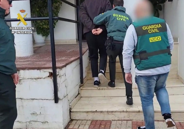 Agentes de la Guardia Civil detienen al sospechoso.
