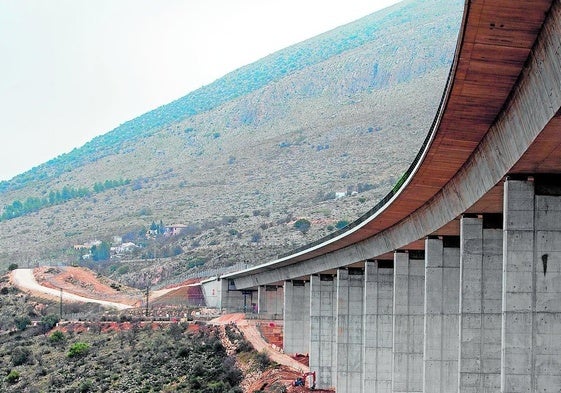 Obras en uno de los viaductos de la variante de Loja