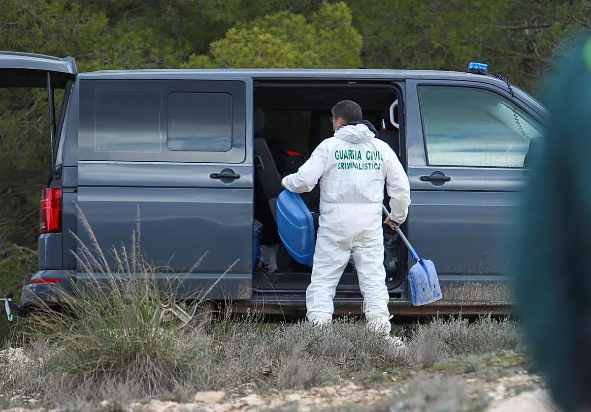 Un agente introduce en el vehículo el material utilizado para cavar en la montaña.