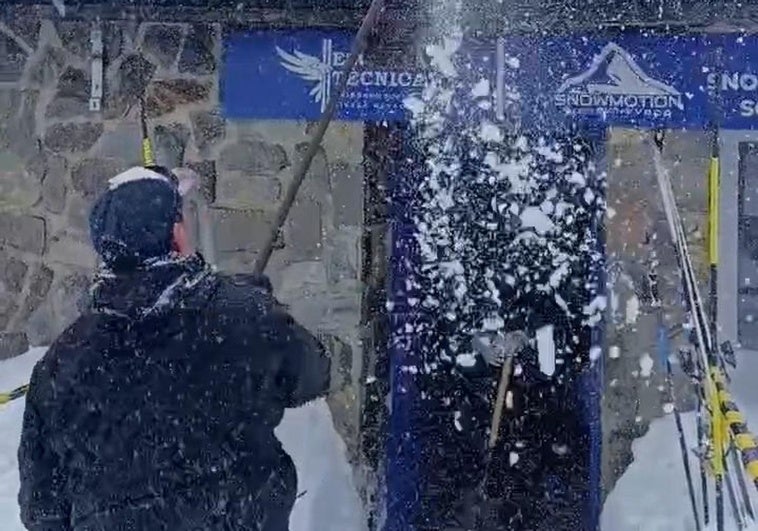 Un operario de Cetursa retira la nieve de uno de los tejados de Sierra Nevada.