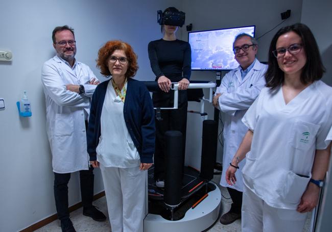 Rehabilitación. El equipo de Otorrinolaringología y Otoneurología acompaña a una paciente.