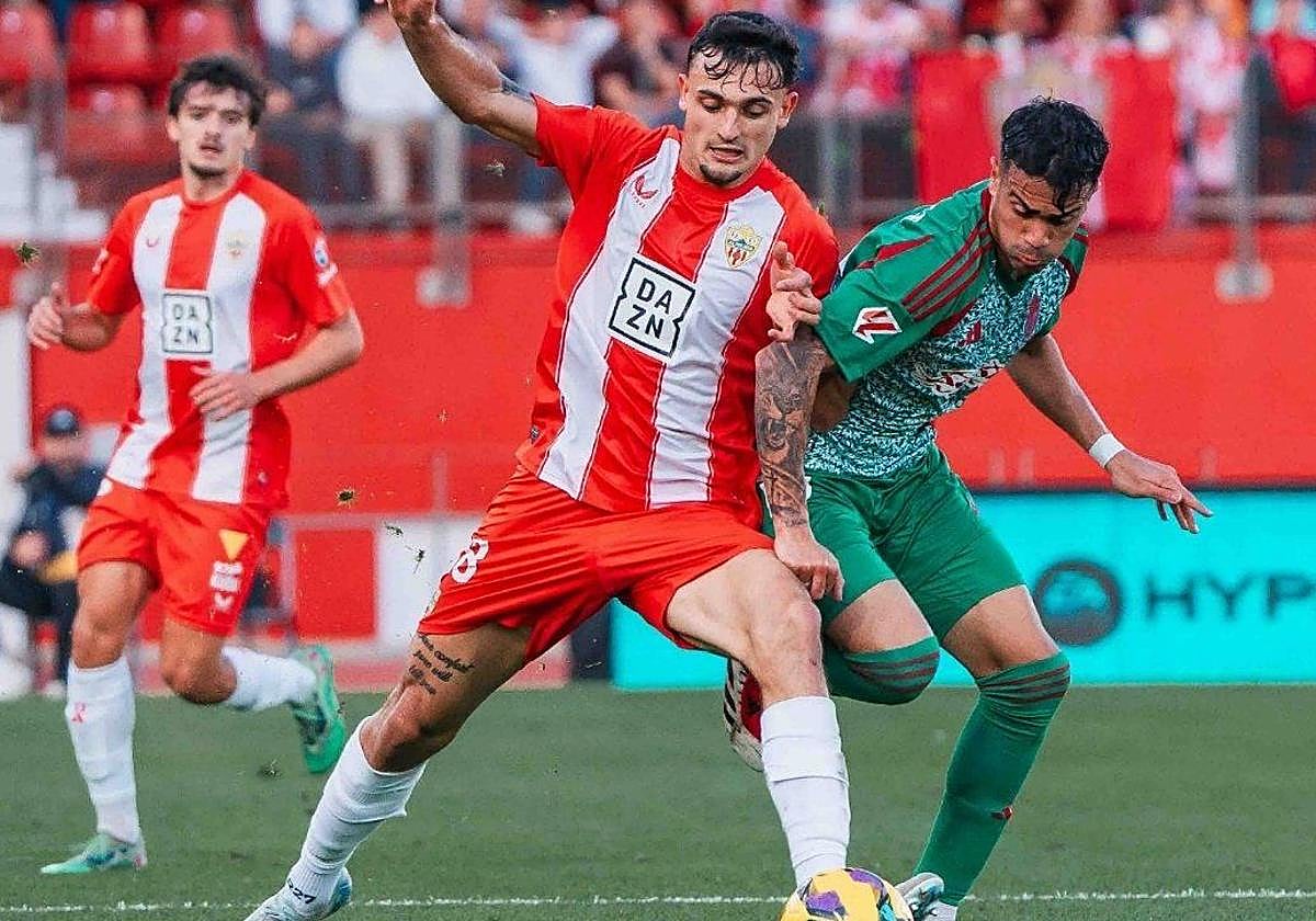 Pubill pugnando un balón con Reinier del Granada