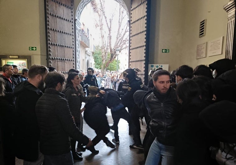 Macarena Olona, en el vestíbulo de la Facultad de Derecho durante los incidentes.