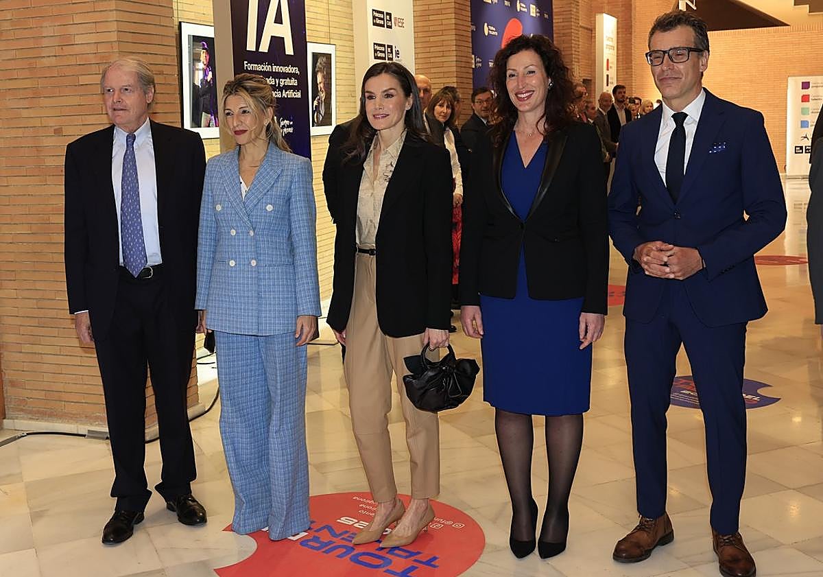 Imagen principal - La reina Letizia con el bolso Tokio de Mona Moon.