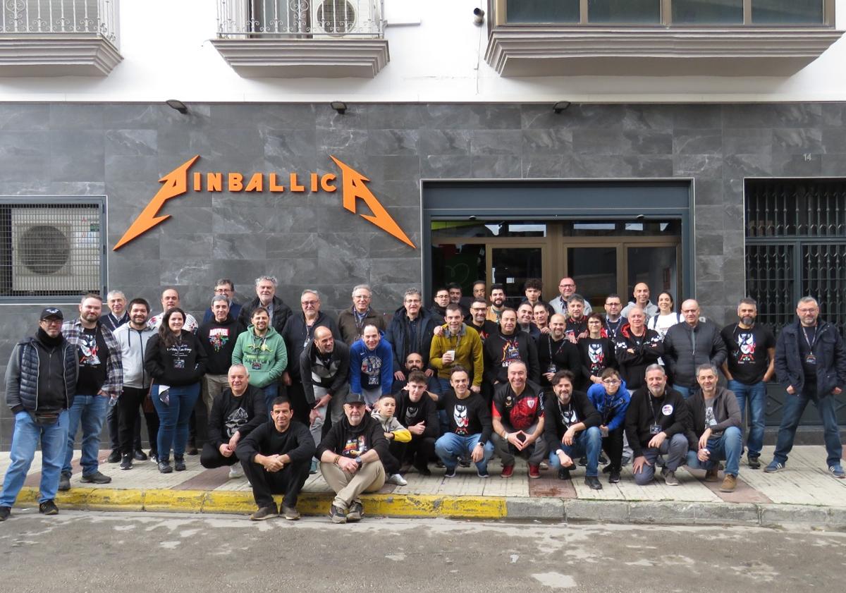 Imagen principal - El paraíso de los amantes del pinball está en Granada: «Tenemos más de 75 máquinas»
