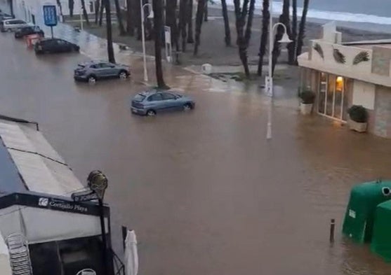 El paseo de San Cristóbal de Almuñécar inundado.