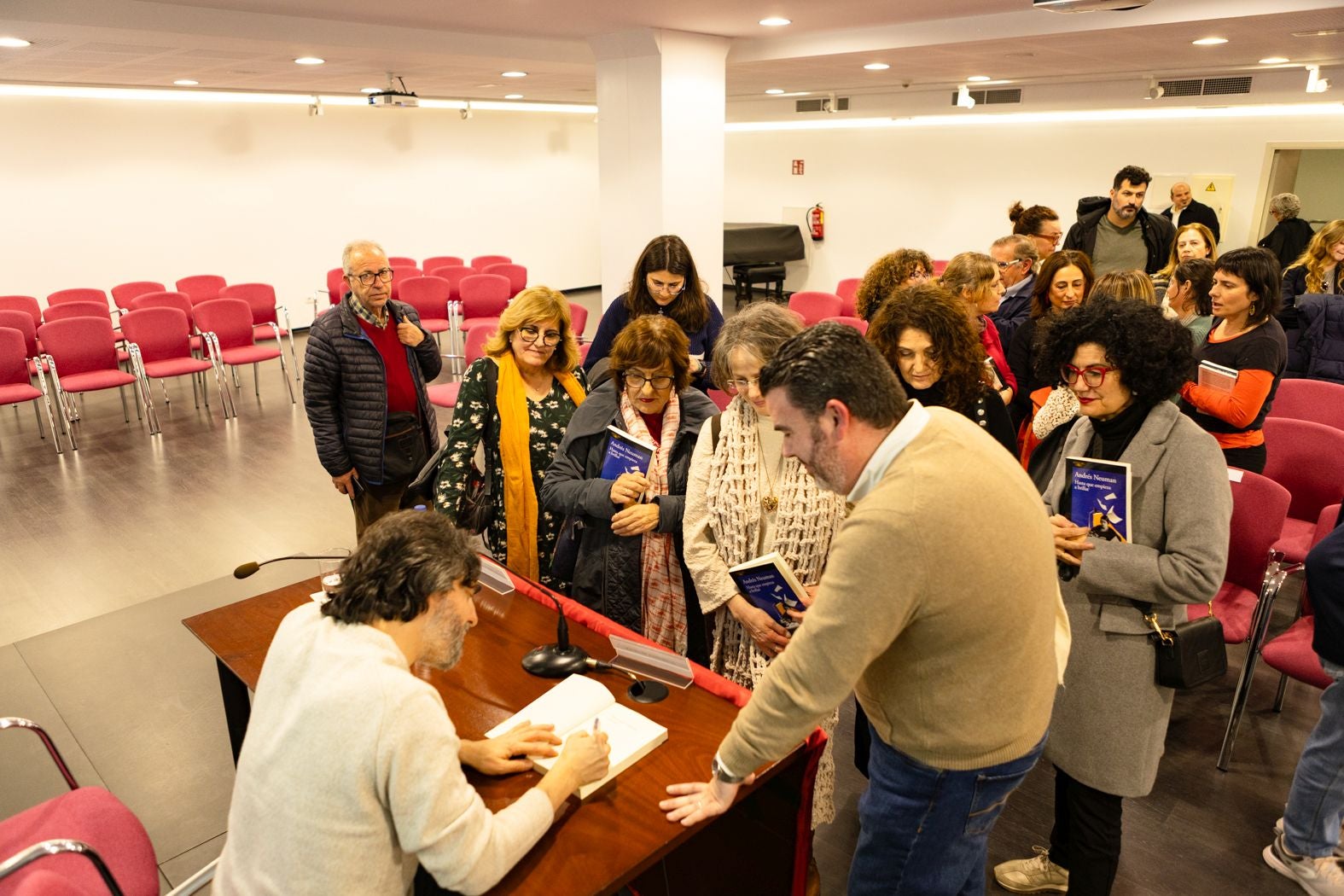 Andrés Neuman encandila con su prosa sobre María Moliner