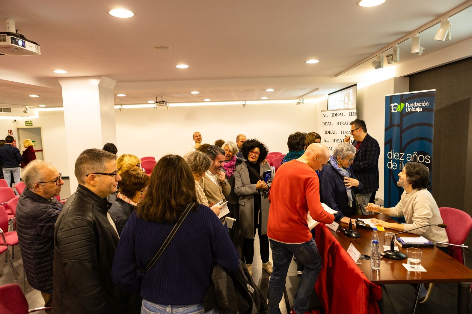 Andrés Neuman encandila con su prosa sobre María Moliner