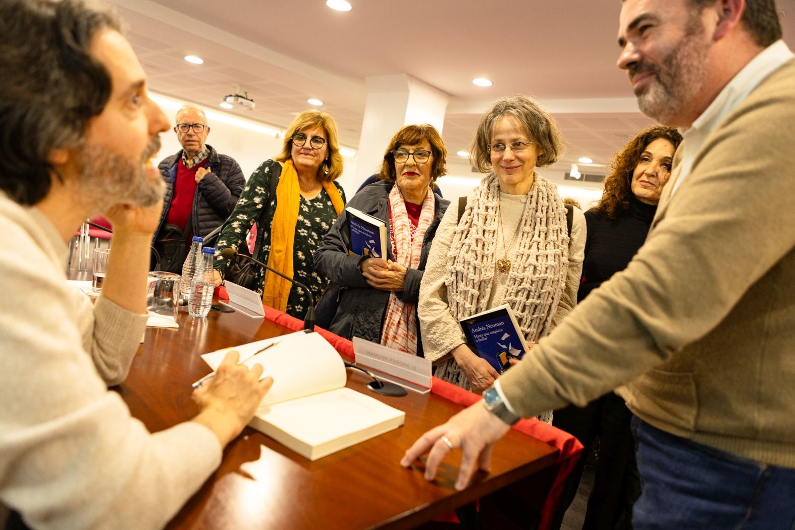Andrés Neuman encandila con su prosa sobre María Moliner