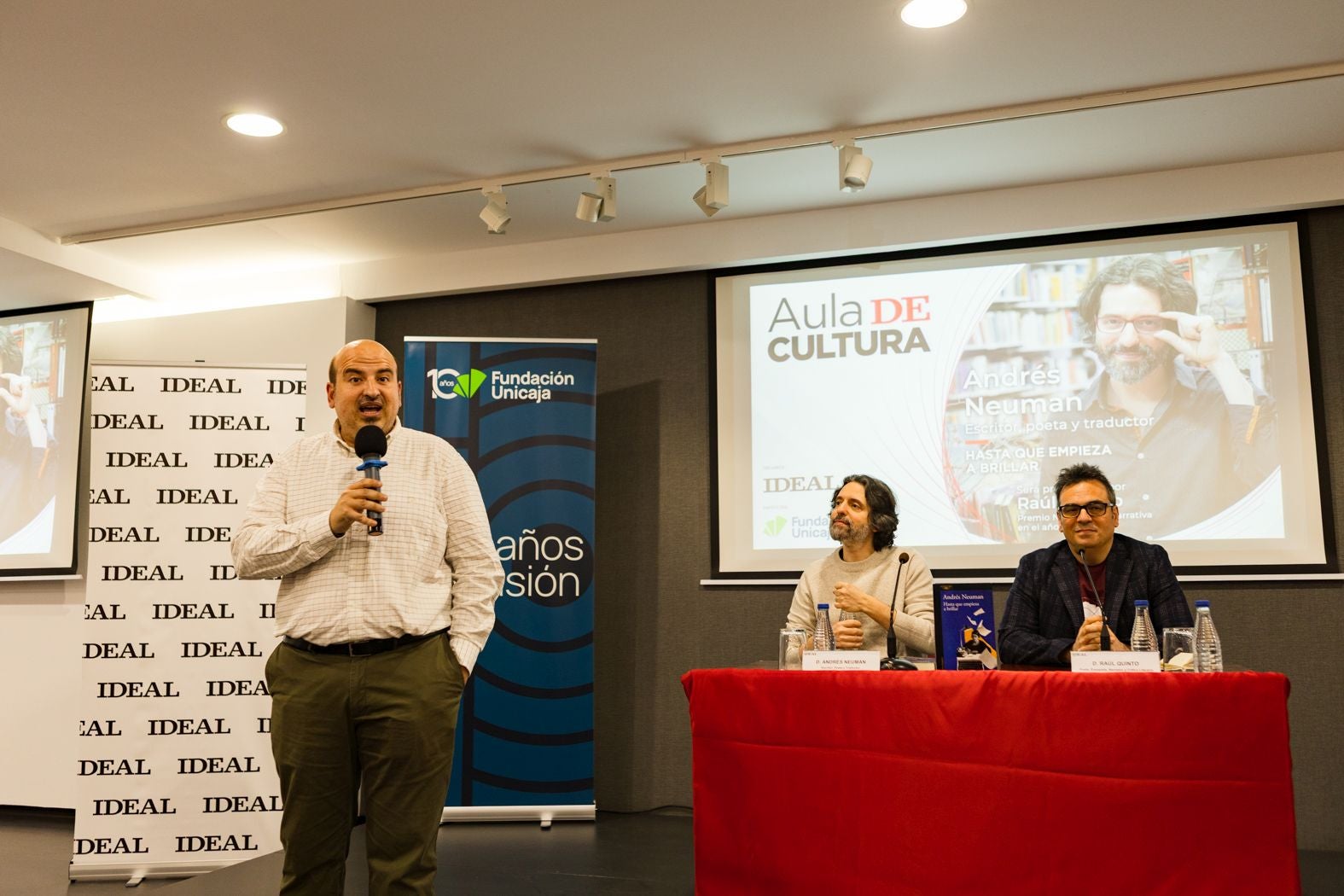 Andrés Neuman encandila con su prosa sobre María Moliner